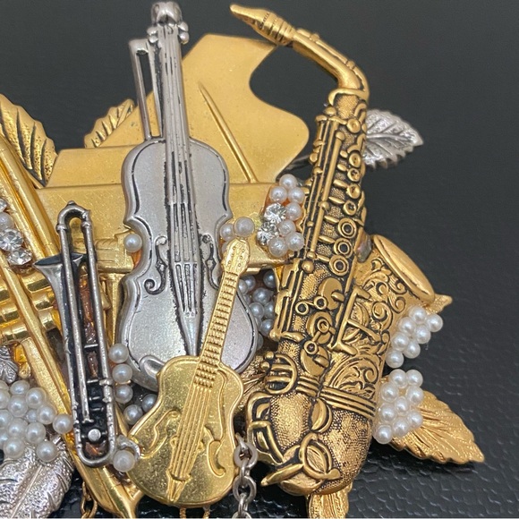 Vintage Musical Instruments Music Theme 3D Brooch 36.6g - Picture 8 of 16